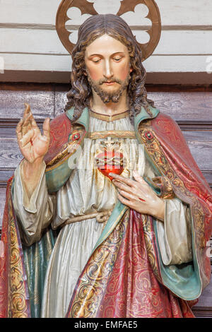 Banska Stiavnica - intagliati e policromi statua del Cuore di Gesù Cristo nella chiesa parrocchiale di artista sconosciuto del 19. cento. Foto Stock