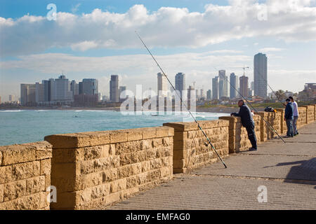 TEL AVIV, Israele - 2 Marzo 2015: la costa sotto la vecchia Jaffa e Tel Aviv in mattina. Foto Stock