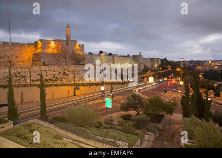 Gerusalemme, Israele - 4 Marzo 2015: la torre di Davide e la parte occidentale delle antiche mura della città al crepuscolo Foto Stock