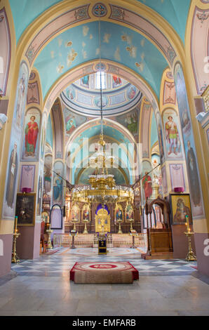 Gerusalemme, Israele - 5 Marzo 2015: la navata della chiesa russo-ortodossa Cattedrale della Santissima Trinità in russo il composto Foto Stock