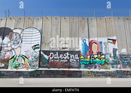 Betlemme, Israele - 6 Marzo 2015: Il graffitti sulla barriera di separazione Foto Stock