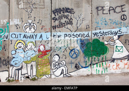 Betlemme, Israele - 6 Marzo 2015: il dettaglio di graffitti sulla barriera di separazione. Foto Stock