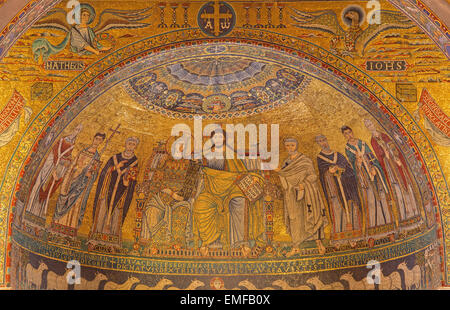 Roma, Italia - 27 Marzo 2015: il vecchio mosaico "Incoronazione della Vergine" dai principali abside della chiesa di Santa Maria in Trastevere dal XIII Foto Stock