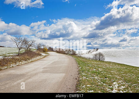 Slovacchia - La strada in primavera il paese di Plesivecka Planina altopiano. Foto Stock