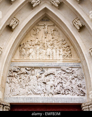 MARIAZELL IN AUSTRIA - Aprile 4, 2011: il portale della Basilica della Natività della Vergine Maria con la Crocifissione sollievo Foto Stock