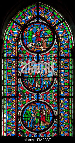 Parigi, Francia - 16 giugno 2011: Il vetro di finestra da Saint Denis chiesa gotica con scene della storia Francese. Foto Stock