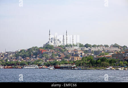 Lo skyline di Istanbul, Turchia. Vista dal Golden Horn entrata alla Moschea Fatih Foto Stock