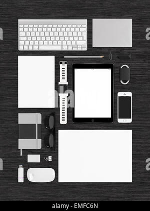 Vista superiore del modello di tecnologia. È costituita da computer tablet, smart watch, smartphone, tastiera, notebook, buste, computer m Foto Stock