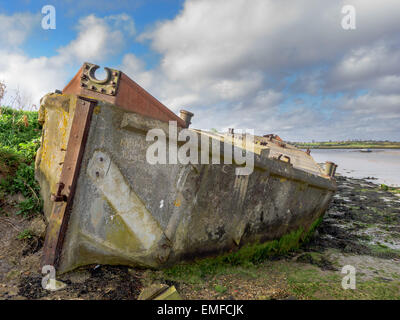 Un filamento solitario vecchio cemento barge abbandonati dal lato dell'estuario. Foto Stock