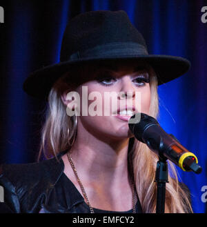 Bala Cynwyd, Pennsylvania, USA. Xx Aprile, 2015. British Pop Singer-Songwriter Katy Tiz esegue a Q102's teatro delle prestazioni su Aprile 20, 2015 in Bala Cynwyd, Pennsylvania, Stati Uniti. Credito: Paolo Froggatt/Alamy Live News Foto Stock