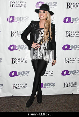 Bala Cynwyd, Pennsylvania, USA. Xx Aprile, 2015. British Pop Singer-Songwriter Katy Tiz pone a Q102's teatro delle prestazioni su Aprile 20, 2015 in Bala Cynwyd, Pennsylvania, Stati Uniti. Credito: Paolo Froggatt/Alamy Live News Foto Stock