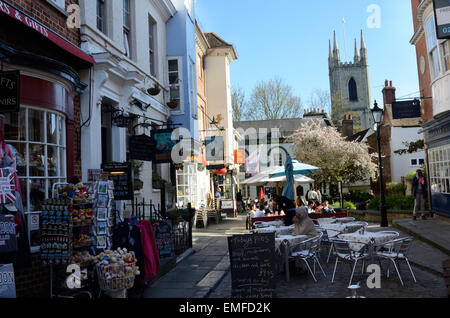 Una vista verso il basso Church Street in Windsor. La strada ha un sacco di interessanti negozi e caffetterie. Foto Stock