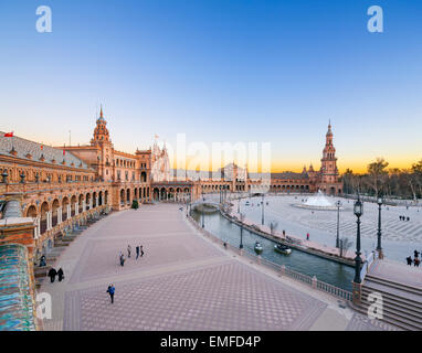 Plaza de Espana di Siviglia, Sevilla, Spagna al tramonto. Panoramica Panoramica della piazza verso la torre sud dell'edificio principale. Foto Stock