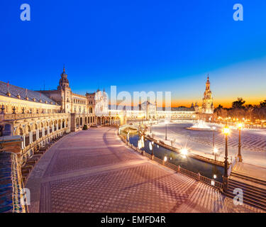 Plaza de Espana di Siviglia, Sevilla, Spagna al tramonto. Panoramica Panoramica della piazza verso la torre sud dell'edificio principale. Foto Stock