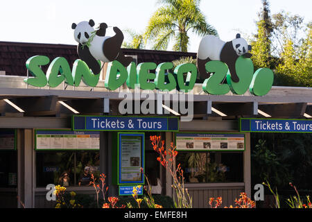 Lo Zoo di San Diego, San Diego, California - 07 Febbraio : l'entrata dello Zoo nel tardo pomeriggio con no ora in linea, 07 febbraio 2015 in San Di Foto Stock