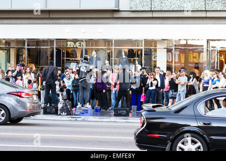 Elvis Presley il re famosi personaggi in costume cercare di essere  fotografato con i turisti per suggerimenti lungo la Hollywood Boulevard  Foto stock - Alamy