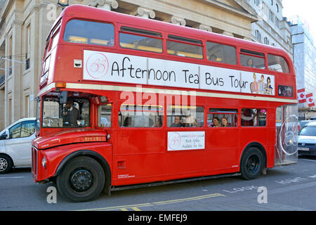 Classico originale rosso storico routemaster autobus a due piani adattato per l'uso come tè pomeridiano e tour panoramico Trafalgar Square Londra Inghilterra Regno Unito Foto Stock