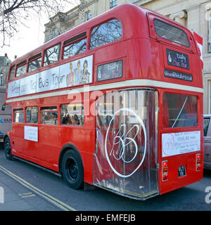 Classico originale rosso storico routemaster autobus a due piani adattato per l'uso come tè pomeridiano e tour panoramico Trafalgar Square Londra Inghilterra Regno Unito Foto Stock