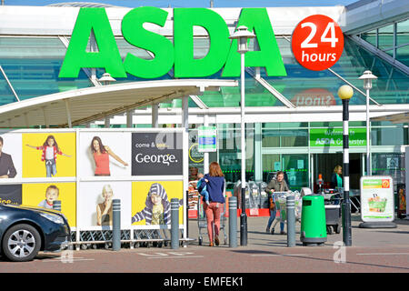 Asda food & George, supermercato di abbigliamento, negozi, negozi, business view degli acquirenti all'ingresso principale, cartello con la scritta Colchester Essex England UK, aperto 24 ore su 24 Foto Stock