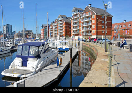 Ipswich Waterfront & Marina barche persone godere di tarda primavera inizio estate caldo sole moderno balcone edificio appartamento Suffolk East Anglia Inghilterra Regno Unito Foto Stock