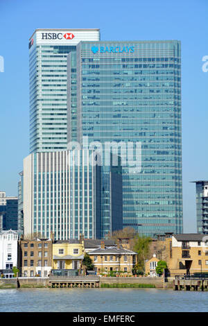 River Thames & Canary Wharf skyline HSBC e Barclays Bank e moderni edifici Fiume Tamigi Docklands di Londra sulla Isle of Dogs Londra Inghilterra REGNO UNITO Foto Stock