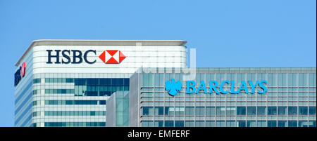 Livello del tetto blocco ufficio facciate di grandi HSBC e Barclays Bank Logo e nome della società segni Canary Wharf London Docklands Sulla Isle of Dogs England Regno Unito Foto Stock