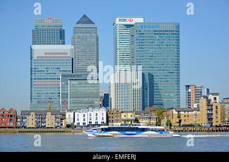 Skyline di Canary Wharf East London Docklands, con edifici bancari situati accanto al Tamigi Clipper, passando per l'Isola dei cani a Tower Hamlets, Inghilterra, Regno Unito Foto Stock