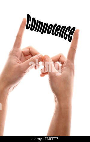 Colore colpo verticale di due mani schiacciando la parola "competenza". Foto Stock