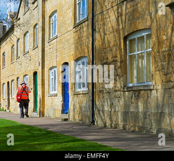 Portalettere consegna la posta per case in Chipping Campden, Cotswolds, Gloucestershire, England Regno Unito Foto Stock