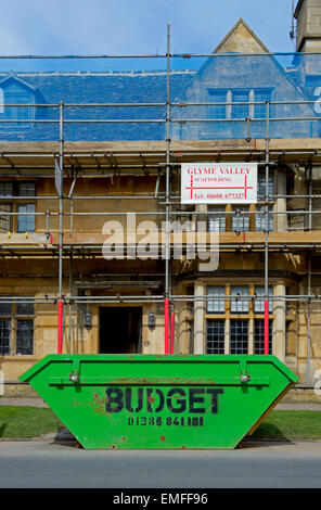 Cassonetto fuori casa in Chipping Campden, rinnovato e Gloucestershire, England Regno Unito Foto Stock