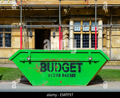 Cassonetto fuori casa in Chipping Campden, rinnovato e Gloucestershire, England Regno Unito Foto Stock