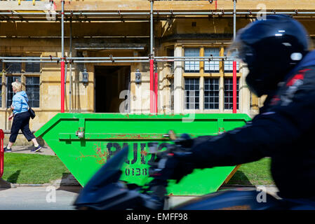 Cassonetto fuori casa in Chipping Campden, rinnovato e Gloucestershire, England Regno Unito Foto Stock