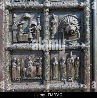 Dettaglio delle antiche porte di Magdeburgo di Santa Sofia nella cattedrale di Veliky Novgorod, Russia Foto Stock