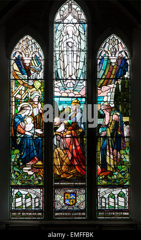 Adorazione dei Magi in vetro colorato, la chiesa di San Michele, Abenhall, Gloucestershire, England, Regno Unito Foto Stock