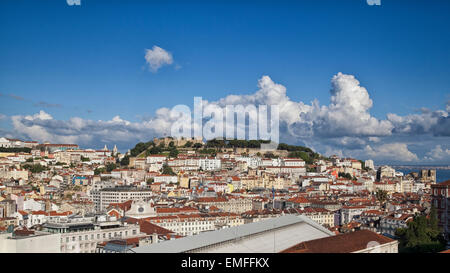 Panorama di Lisbona con il Castello di San Giorgio Foto Stock