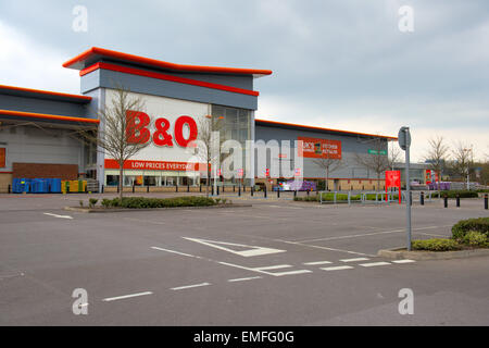 B&Q store con vuoto parcheggio auto Abbey Wood shopping park, Bristol Foto Stock