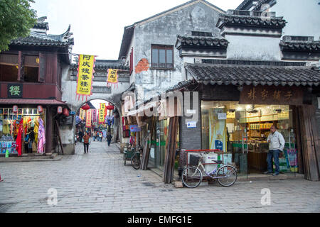 I negozi per turisti e la vecchia strada di Tongli Foto Stock