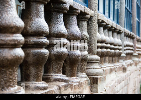 Architettura coloniale spagnola su un muro di pietra inca in Cusco, Perù. Foto Stock