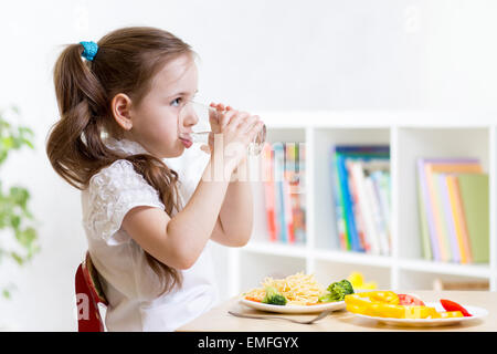 Carino kid ragazza acqua potabile in home Foto Stock