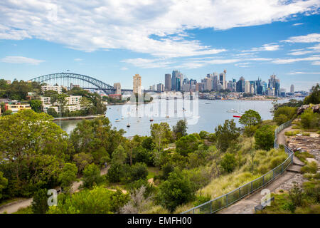 Il CBD di Sydney e dintorni Harbour per Berrys Bay, in una limpida giornata estiva il 8 febbraio 2015. Foto Stock