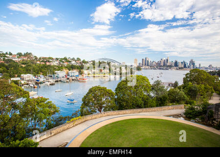 Il CBD di Sydney e dintorni Harbour per Berrys Bay e vecchio BP Australia raffineria, in una limpida giornata estiva il 8 febbraio 2015 Foto Stock