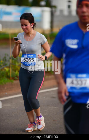 I partecipanti che corrono durante il 'Pocari Sweat Run Indonesia 2015' a Tangerang, Banten, Indonesia. Foto Stock