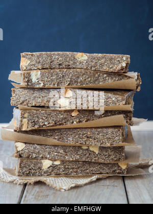 Pila di fatti in casa sano organico gommoso muesli granola bar di potenza. Orientamento verticale, vicino. Foto Stock