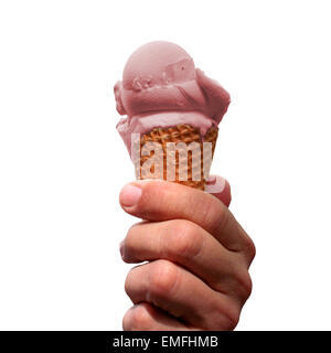 Mano maschio è in possesso di un cono con gelato alla fragola isolato su bianco Foto Stock