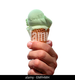 Mano maschio è in possesso di un cono con pistacchio gelato isolato su bianco Foto Stock