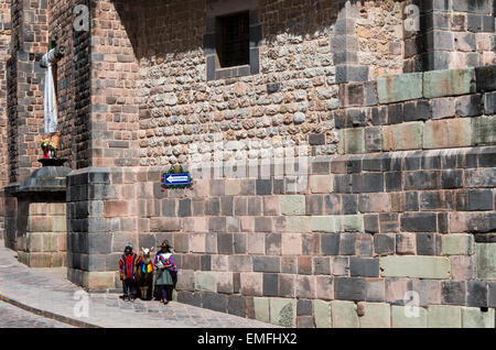 Nativo di cusco nel tempio di Koricancha, Cusco, Perù. Foto Stock