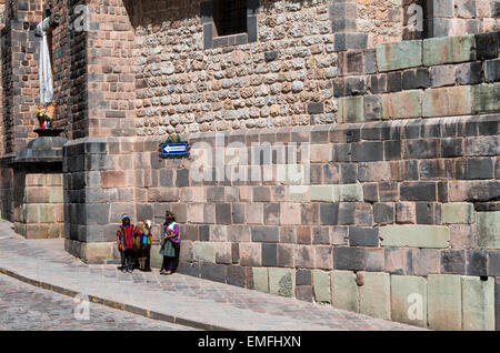 Nativo di cusco nel tempio di Koricancha, Cusco, Perù. Foto Stock