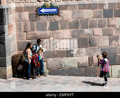 Nativo di cusco nel tempio di Koricancha, Cusco, Perù. Foto Stock