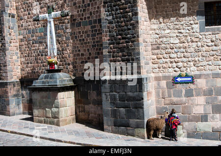 Nativo di cusco nel tempio di Koricancha, Cusco, Perù. Foto Stock