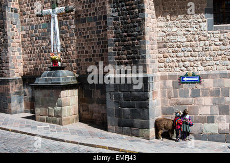 Nativo di cusco nel tempio di Koricancha, Cusco, Perù. Foto Stock